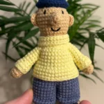 Pat - ręcznie robiona maskotka. 11 cm wysokości z włóczki w żółtej bluzce i granatowym berecie